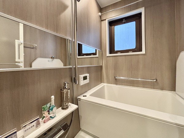 マンション小石川_木目調のバスルームの写真