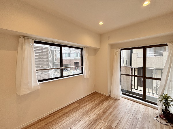 マンション小石川_窓が大きい洋室の写真