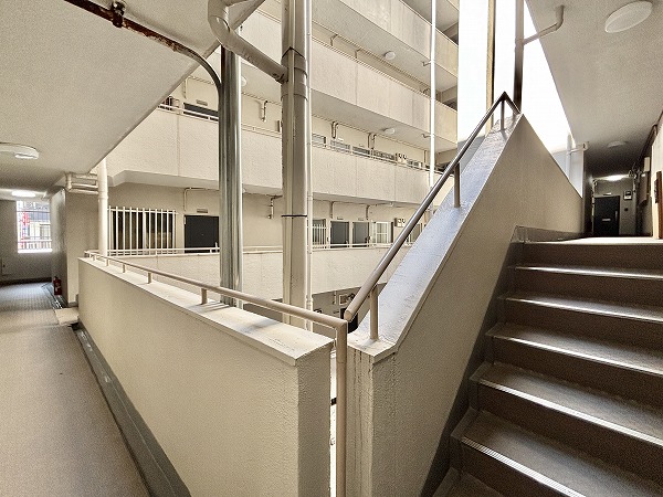 湯島武蔵野マンション　外階段