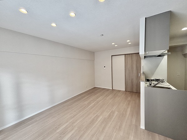 湯島武蔵野マンション_木目調のリビングダイニングキッチンの写真