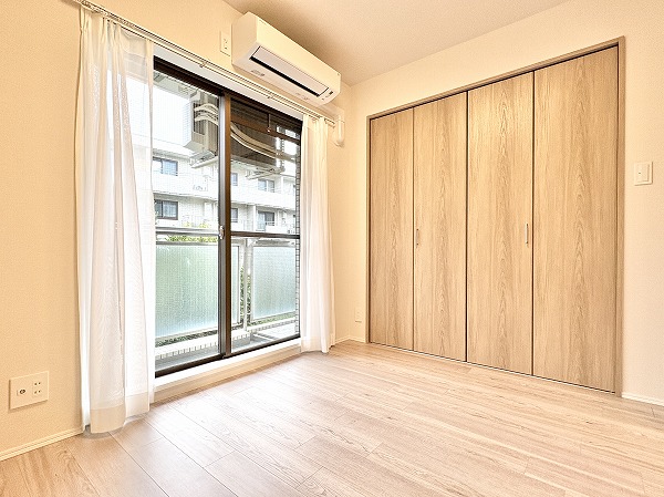 ハウス梅ヶ丘_大きなテラス窓が特徴的な洋室の写真