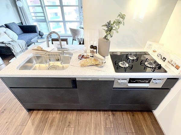 ラコント新宿セントラルパークアパートメント_リノベーション済みのキッチンの写真