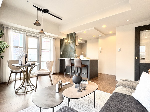 ラコント新宿セントラルパークアパートメント_ゆとりあるリビングダイニングキッチンの写真