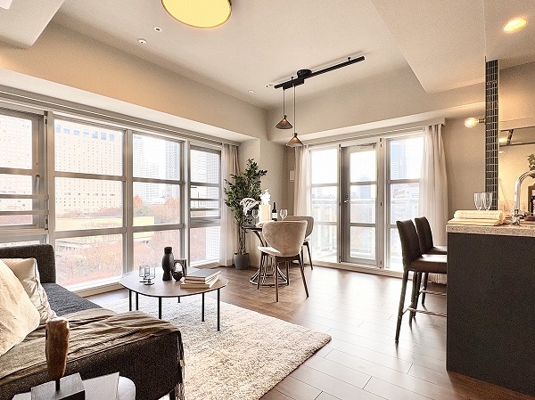 ラコント新宿セントラルパークアパートメント_広々としたリビングダイニングキッチンの写真