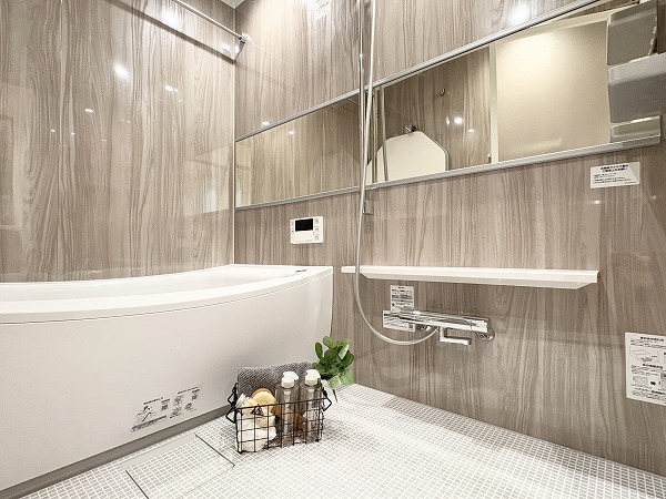 代々木ロイヤルマンション_ブラウンのバスパネルが印象的なバスルームの写真