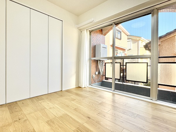 代々木ロイヤルマンション_収納豊富なクローゼット付きのお部屋の写真