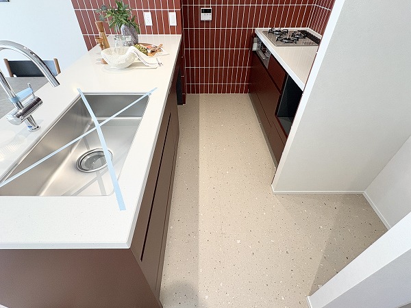 代々木ロイヤルマンション_レトロなデザインが可愛らしいシステムキッチンの写真