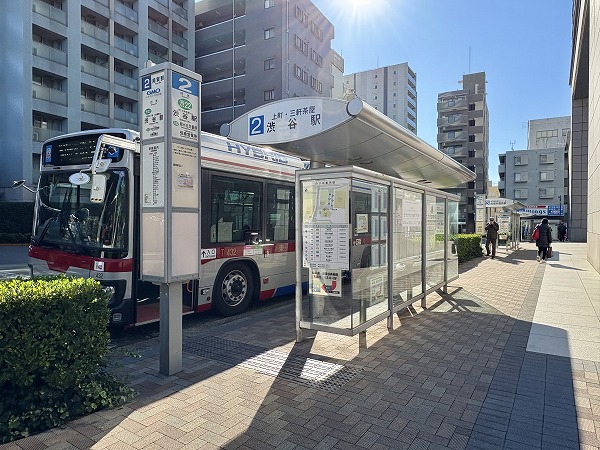 駅前のバスターミナル