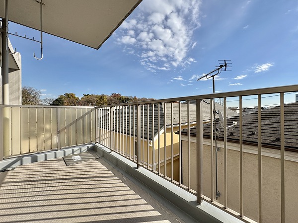 CS上用賀ハウス_陽当たり良好な南向きバルコニーの写真