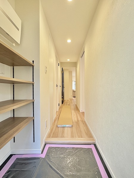 上町マンション_収納が多い玄関と室内廊下の写真