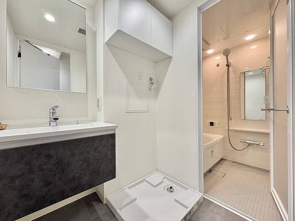 上町マンション_水回り設備がまとまった洗面スペースの写真