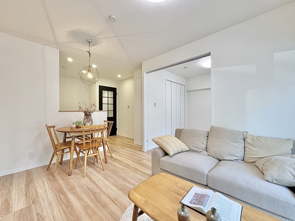 上町マンション_フルリノベーションされた内装の写真