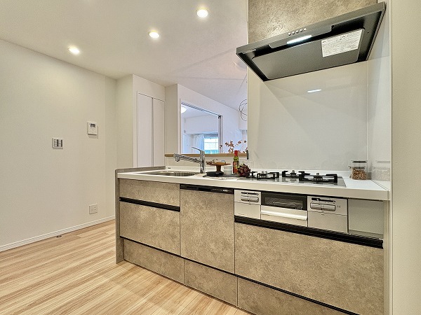 上町マンション_ゆとりあるキッチンスペースの写真