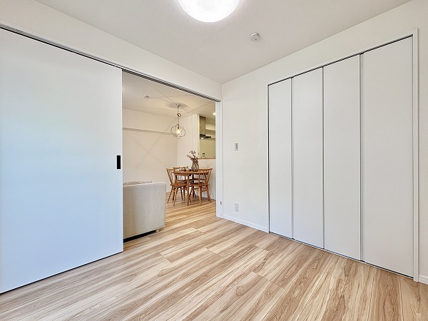 上町マンション_リビングと隣接する洋室の写真