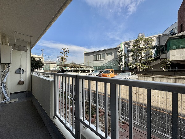 上町マンション_駐車場に面したバルコニーの写真