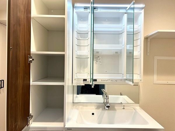 シェトワ代々木_3面鏡の付いた洗面化粧台の写真