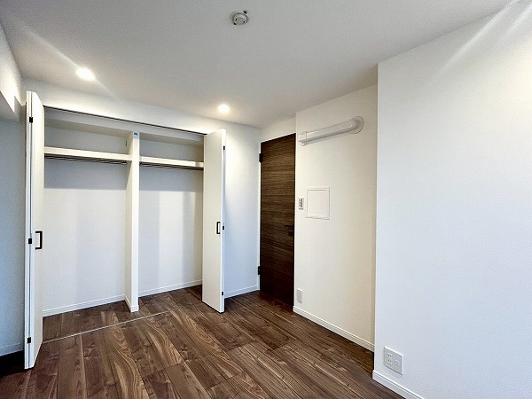 シェトワ代々木_クローゼットの付いている約5.3帖の洋室の写真