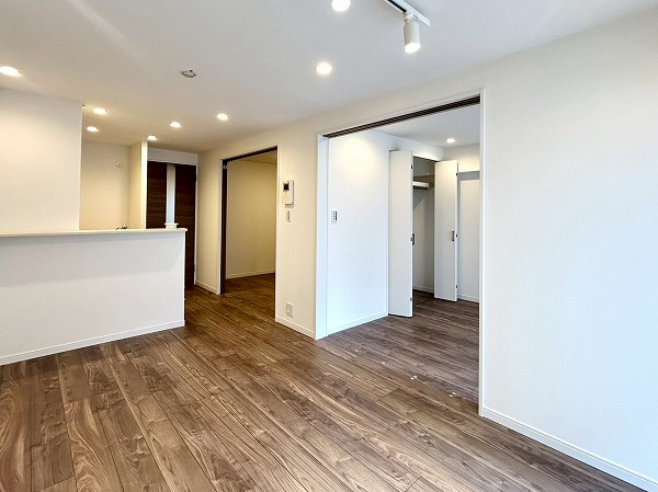 シェトワ代々木_広々としたリビングダイニングキッチンの写真