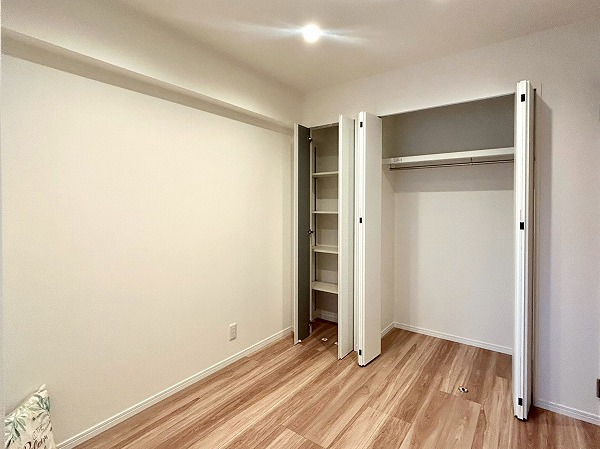 ヴィーナ・パルテール_収納力のある約4帖の洋室の写真