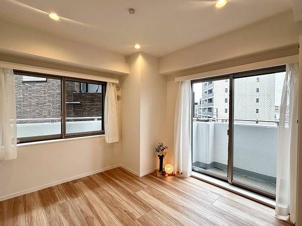 ヴィーナ・パルテール_2面採光の明るい約8帖の洋室の写真