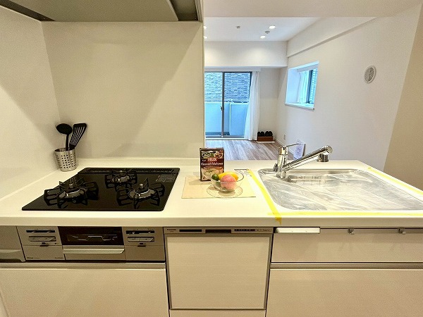 ヴィーナ・パルテール_シンプルな対面キッチンの写真