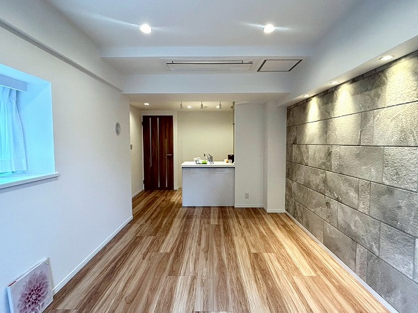 ヴィーナ・パルテール_木目調フロアのリビングダイニングキッチンの写真