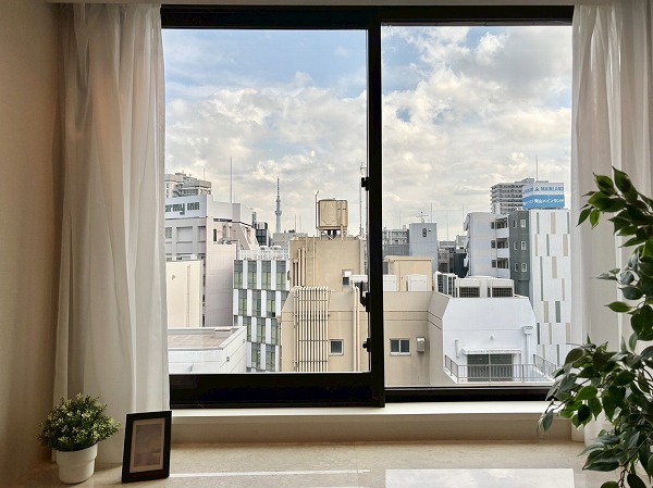 パークホームズ千代田淡路町_メインルーム窓の写真