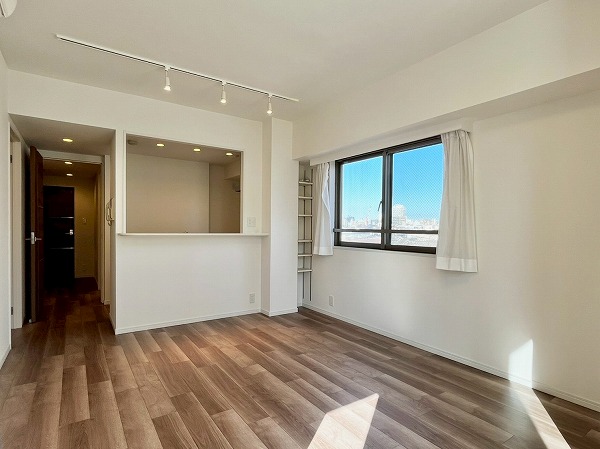 サンクタス池袋ベルマージュ_窓が大きいリビングダイニングキッチンの写真