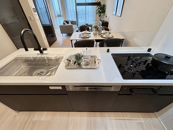 パークシティ中央湊ザタワー_ペニンシュラタイプのキッチンの写真