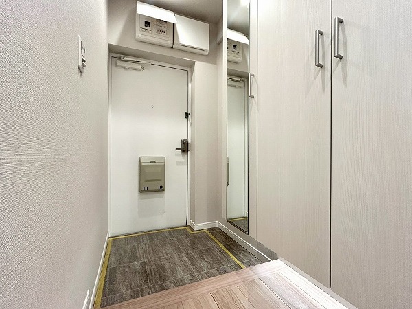 プリンスマンション_明るい玄関の写真