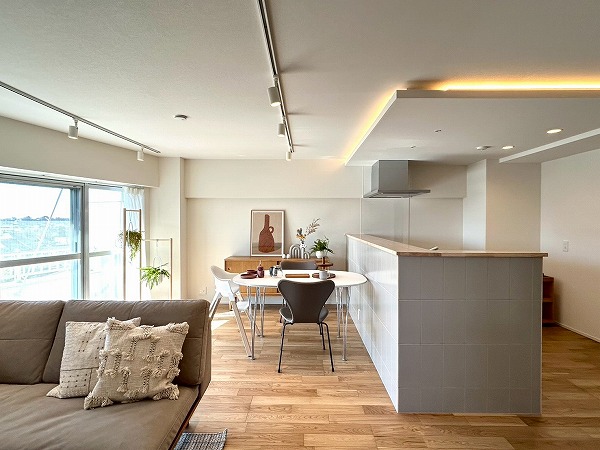 オーク荻窪マンション_明るいリビングダイニングキッチンの写真