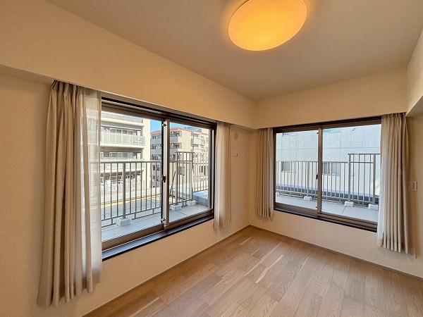 プレミスト神楽坂_窓が大きい洋室の写真