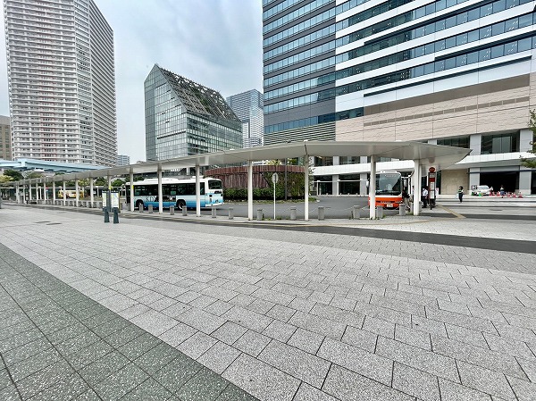 駅前バスロータリー