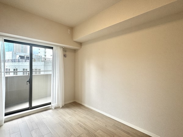 三田シティハウス_大きな窓がある洋室の写真