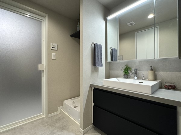 三田ナショナルコート_モダンな洗面室の写真