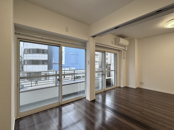 クレール三田_バルコニーに面した大きな窓の写真