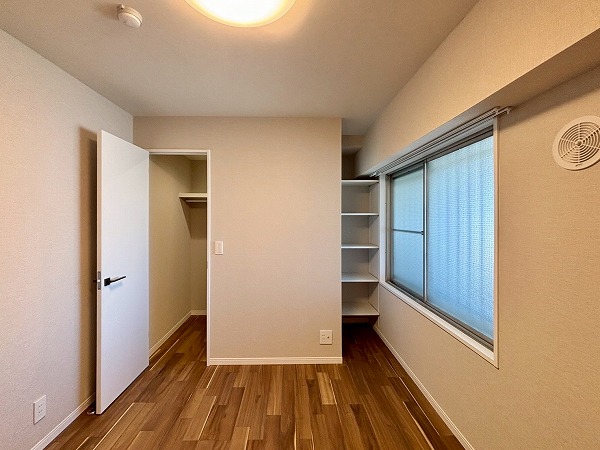 小石川ハウス_収納豊富な洋室の写真
