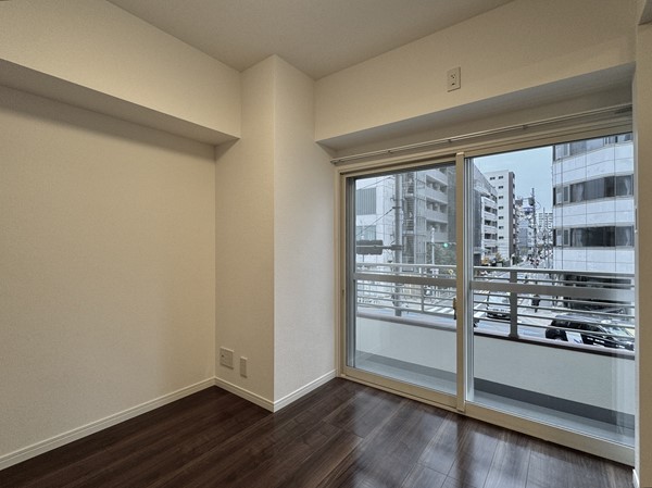 クレール三田_リビングに隣接した洋室の写真