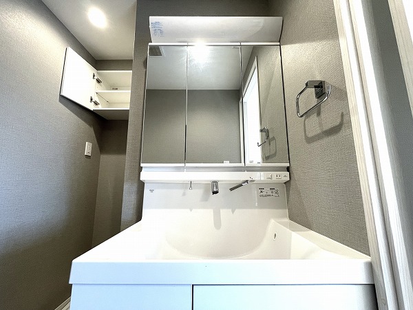 アベニュー世田谷_三面鏡仕様の洗面化粧台の写真