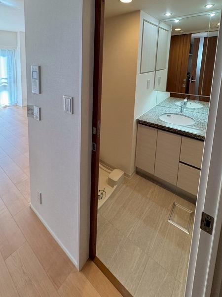 オープンレジデンシア六本木美術館前_清潔感のあるパウダールームの写真