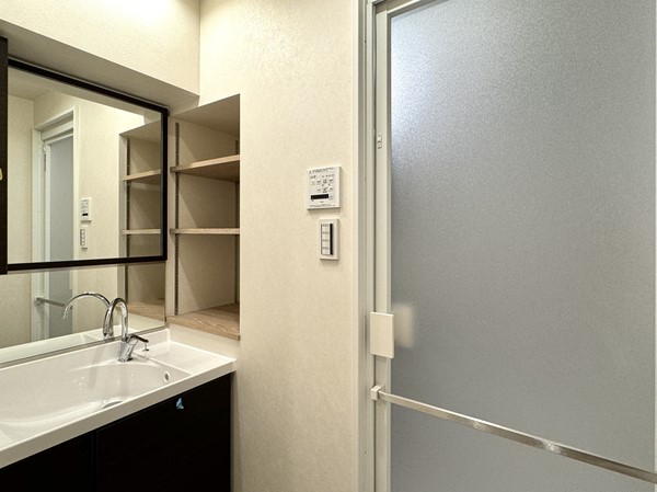 目黒グリーンコープ_お洒落な洗面室の写真