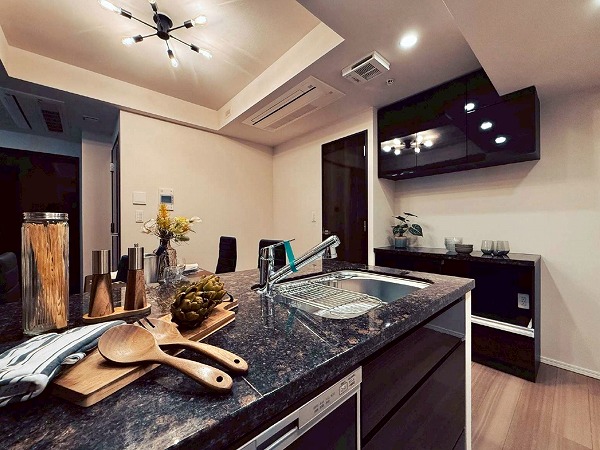 グランドヒルズ恵比寿_収納豊富なキッチンの写真