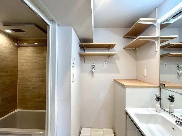 プリンスマンション_明るいパウダールームの写真