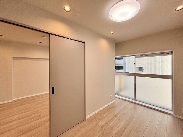 新大塚共同住宅_窓が大きい洋室の写真