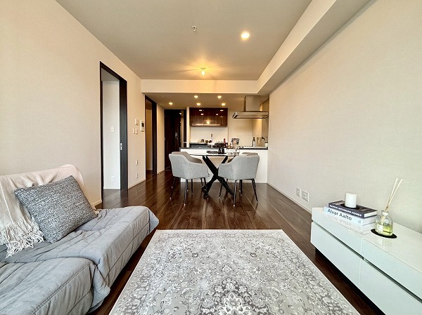 パークホームズ千代田淡路町_木目調のリビングダイニングキッチンの写真