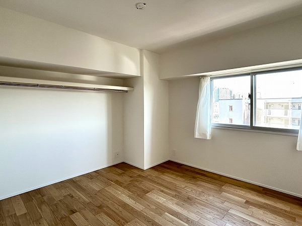 オーク荻窪マンション_木目調の約7.0帖の洋室の写真