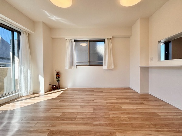 レジェンド池袋_木目調のリビングダイニングキッチンの写真