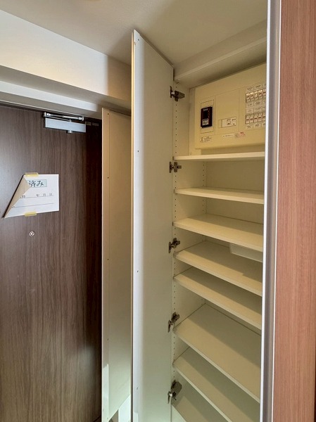 オープンレジデンシア六本木美術館前_リノベーション済みの玄関の写真