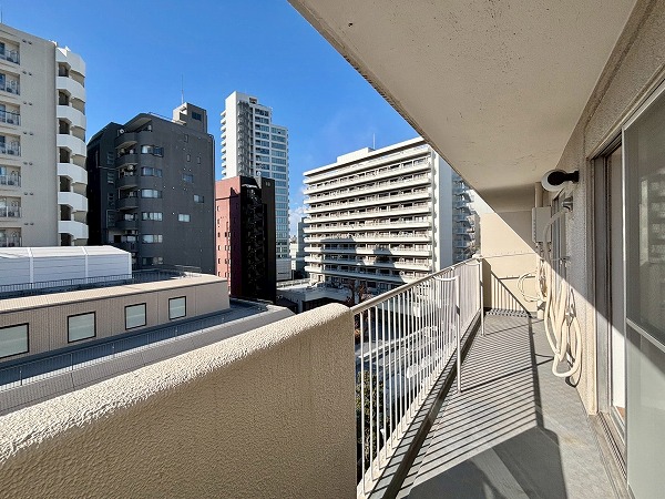 小石川ハウス_日当たり良好なバルコニーの写真