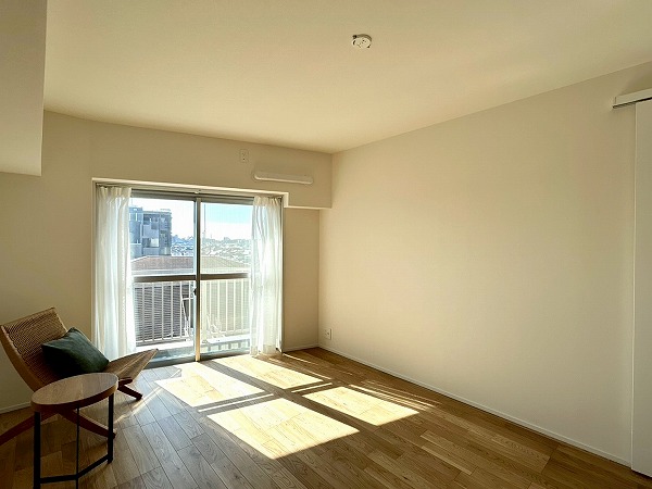 オーク荻窪マンション_明るい約8.5帖の洋室の写真